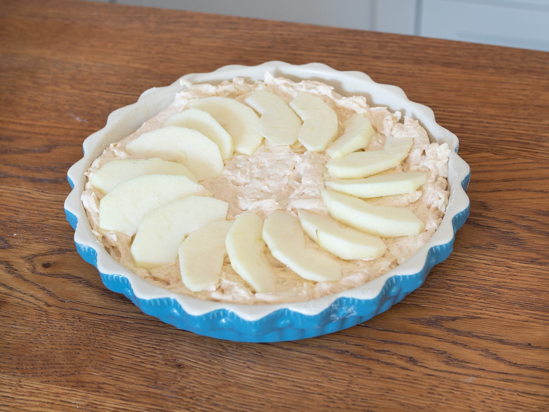 Cesto na koláč ozdobené plátkami jabĺk