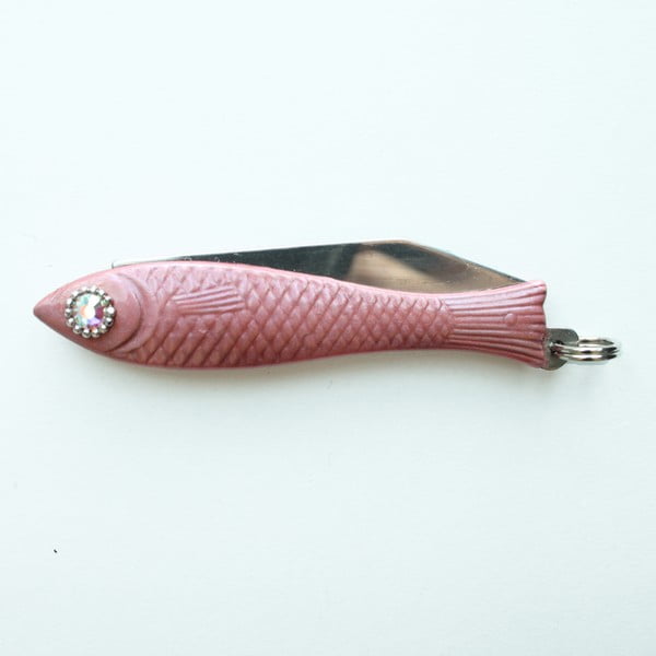 Ružový český nožík rybička s krištáľom v oku v dizajne od Alexandry Dětinskej
