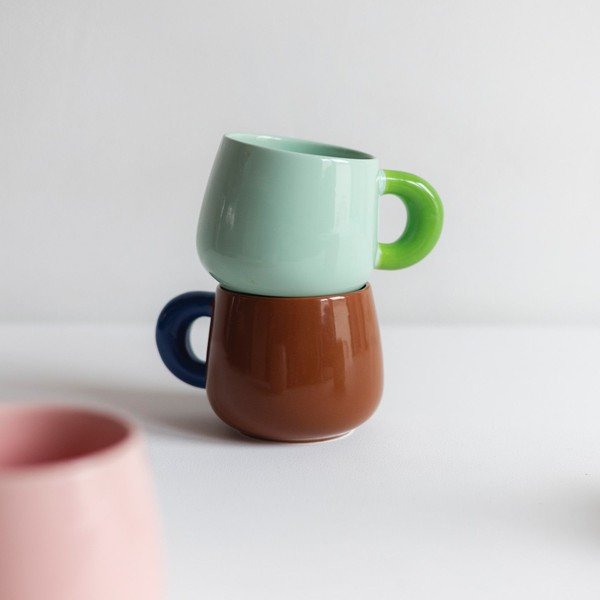Tmavohnedý hrnček z kostného porcelánu 470 ml Coco – ONA-image-3