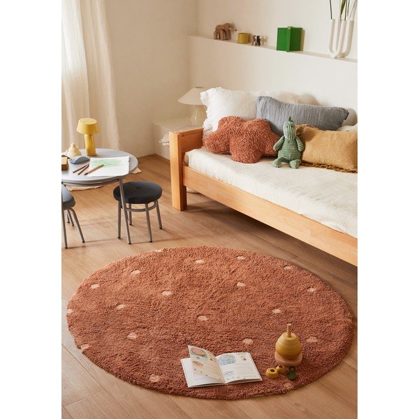 Prateľný ručne tkaný bavlnený detský koberec v tehlovej farbe ø140 cm Round Dot Chestnut – Lorena Canals-image-1