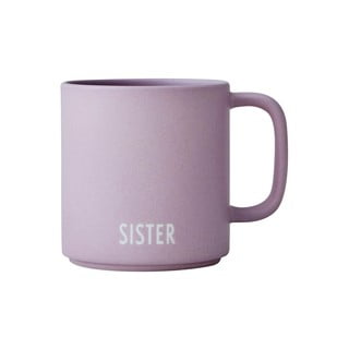 Levanduľovofialový porcelánový hrnček Design Letters Siblings Sister