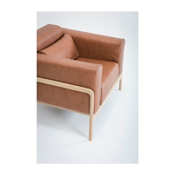 Koňakovohnedé kreslo z byvolej kože s konštrukciou z masívneho dubového dreva Gazzda Fawn-image-2