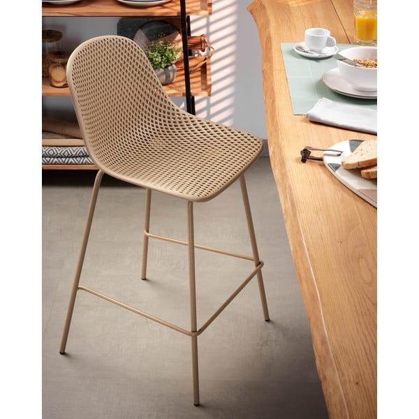 Béžová kovovo-plastová záhradná barová stolička Quinby – Kave Home-image-1