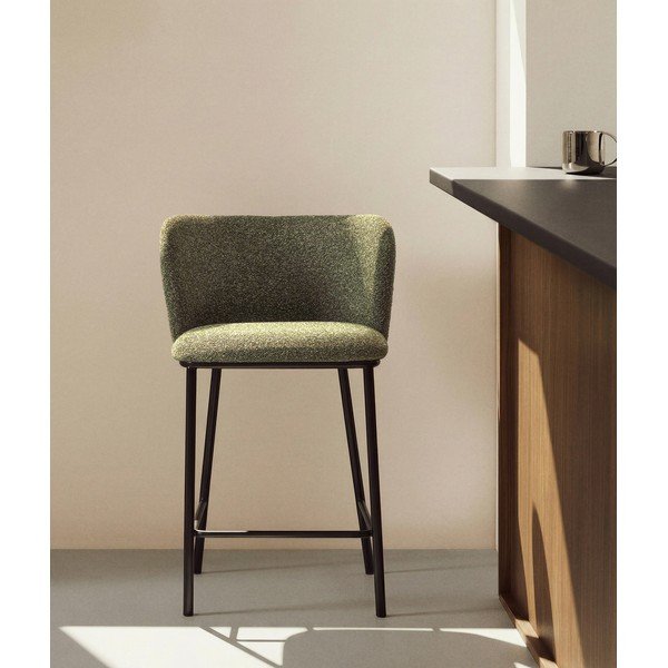 Tmavozelená čalúnená barová stolička (výška sedadla 65 cm) Ciselia – Kave Home-image-1