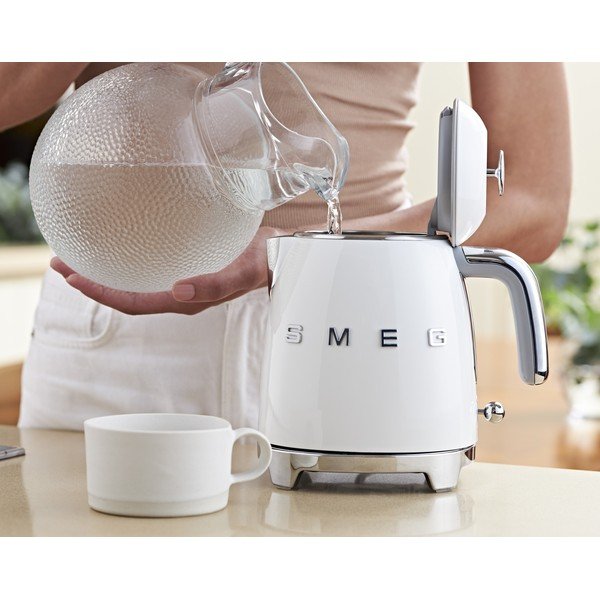 Biela rýchlovarná kanvica z nehrdzavejúcej ocele 800 ml Retro Style – SMEG-image-1
