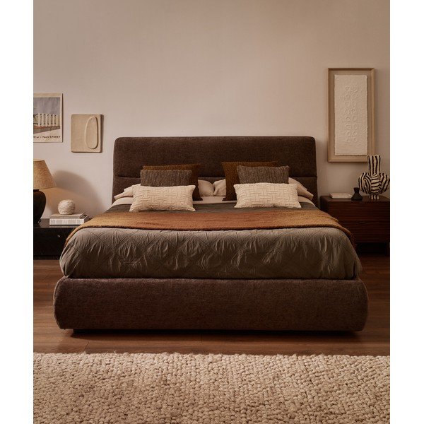 Tmavohnedá čalúnená dvojlôžková posteľ zo ženilky s úložným priestorom s roštom 160x200 cm Dafra – Kave Home-image-1