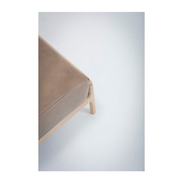 Svetlohnedá podnožka z byvolej kože s konštrukciou z masívneho dubového dreva Gazzda Fawn-image-4