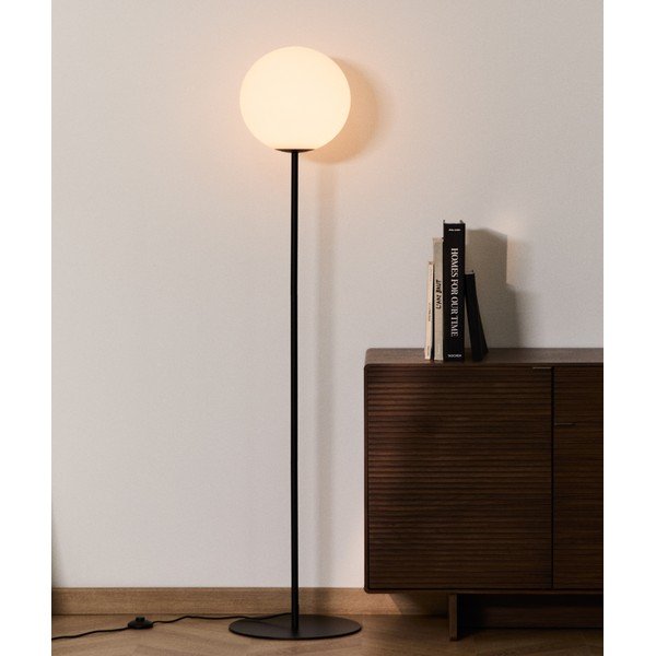 Biela/čierna stojacia lampa so skleneným tienidlom (výška  165 cm) Brisia – Kave Home-image-1