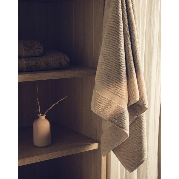 Béžová froté bavlnená osuška 70x140 cm Olvira – Kave Home-image-3