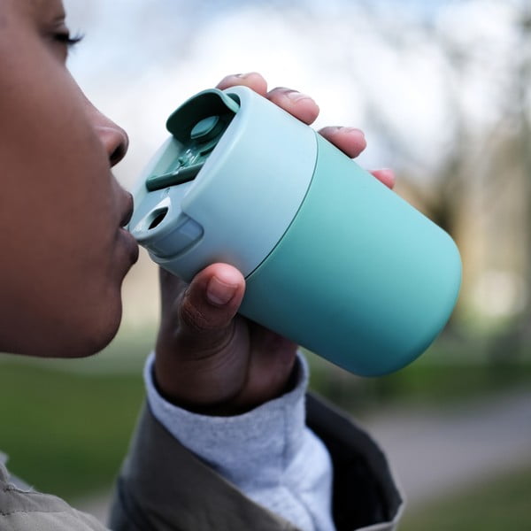 Cestovný hrnček v mentolovej farbe 340 ml Sipp – Joseph Joseph-image-2