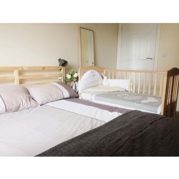 Drevená postieľka na kolieskach s polohovateľnou bočnicou YappyKids Qu, 120 × 60 cm-image-1