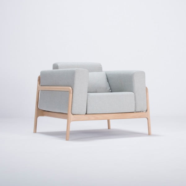 Kreslo s konštrukciou z dubového dreva s modrosivým textilným sedadlom Gazzda Fawn