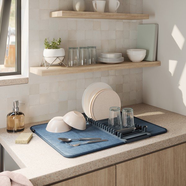 Modrá textilná odkvapkávacia podložka na riad 61x46 cm Udry – Umbra-image-1