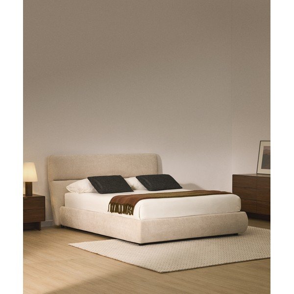 Béžová čalúnená dvojlôžková posteľ zo ženilky s úložným priestorom s roštom 180x200 cm Dafra – Kave Home-image-1