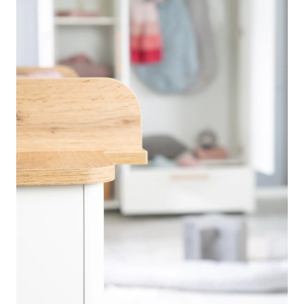 Biela nízka detská komoda v dekore duba s prebaľovacím pultom 119x100 cm Ava – Roba-image-4