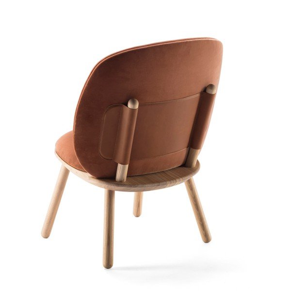 Terakotovooranžové zamatové kreslo s konštrukciou z jaseňového dreva a koženými detailmi EMKO Naïve-image-3
