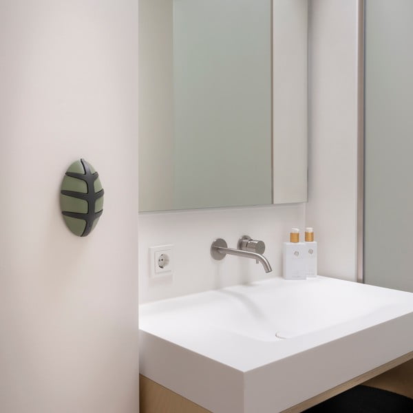 Tmavozelený nástenný háčik Bug – Spinder Design-image-3