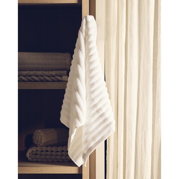 Biely froté bavlnený uterák 50x90 cm Navira – Kave Home-image-1