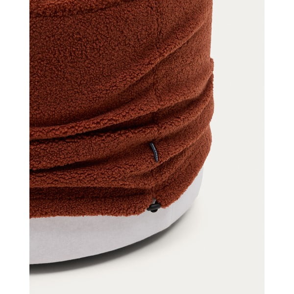 Taburet v terakotovej farbe z textílie buklé Kaeli – Kave Home-image-4