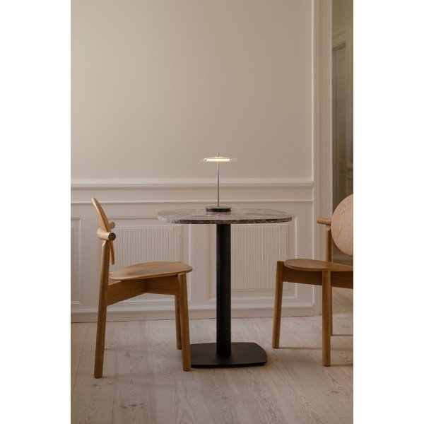 Oceľová LED stolová lampa s USB portom v striebornej farbe so skleneným tienidlom (výška  31 cm) Asteria Move – UMAGE-image-2