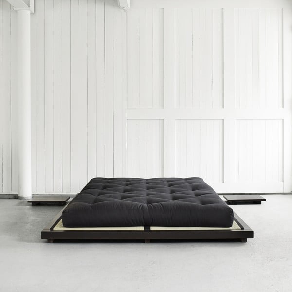 Dvojlôžková posteľ z borovicového dreva s matracom a tatami Karup Design Dock Comfort Mat Black/Black, 160 × 200 cm-image-1