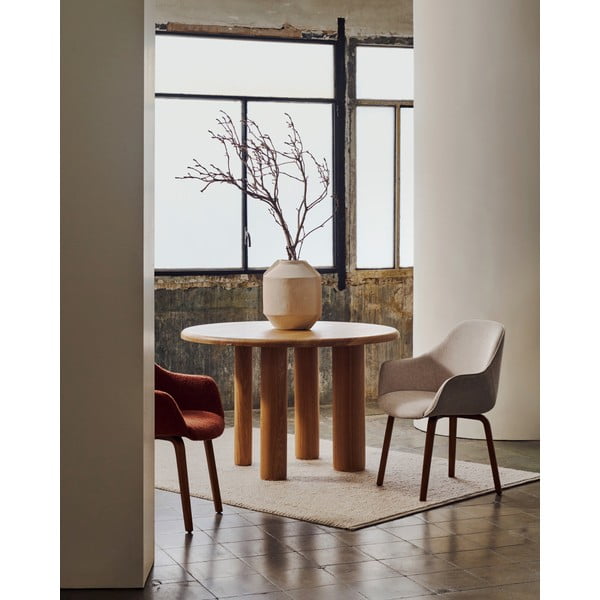 Béžové čalúnené jedálenské kreslo s podrúčkami Nelida – Kave Home-image-1