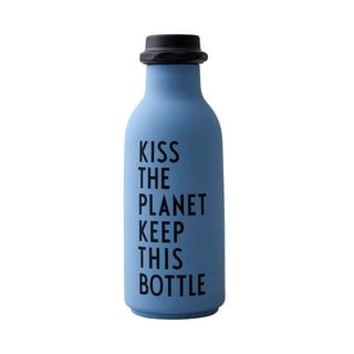 Modrá fľaša na vodu Design Letters Kiss, 500 ml