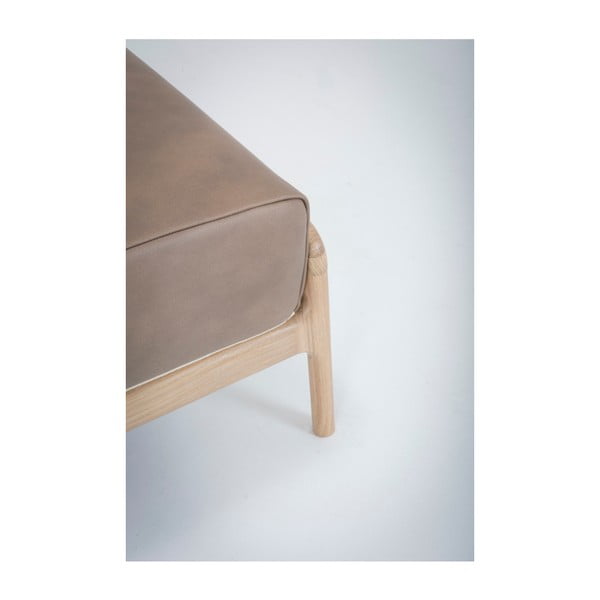 Svetlohnedá podnožka z byvolej kože s konštrukciou z masívneho dubového dreva Gazzda Fawn-image-3