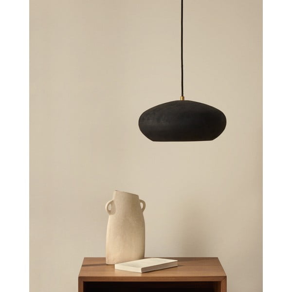 Čierne závesné svietidlo s kovovým tienidlom ø 30 cm Inda – Kave Home-image-1