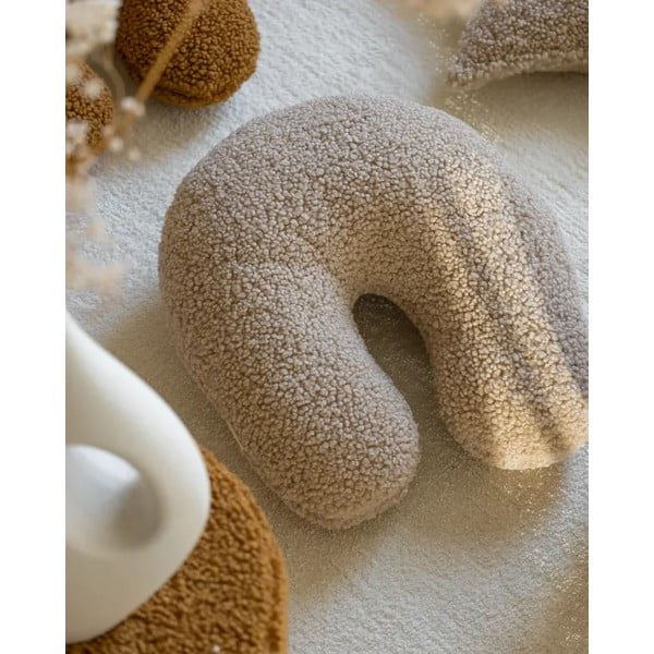 Svetlohnedý detský pohovkový vankúš z textílie buklé U – Wigiwama-image-1