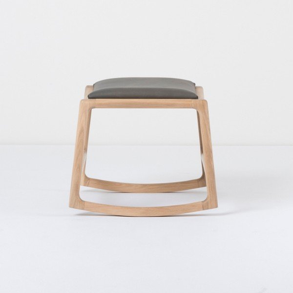 Podnožka s konštrukciou z masívneho dubového dreva so sivým koženým detailom Gazzda Dedo-image-2