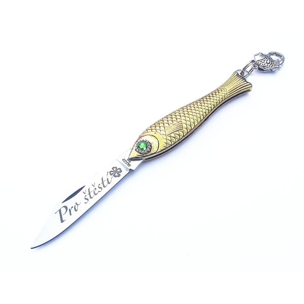 Zlatý český nožík rybička so zeleným okom a nápisom Pro štěstí v dizajne od Alexandry Dětinskej