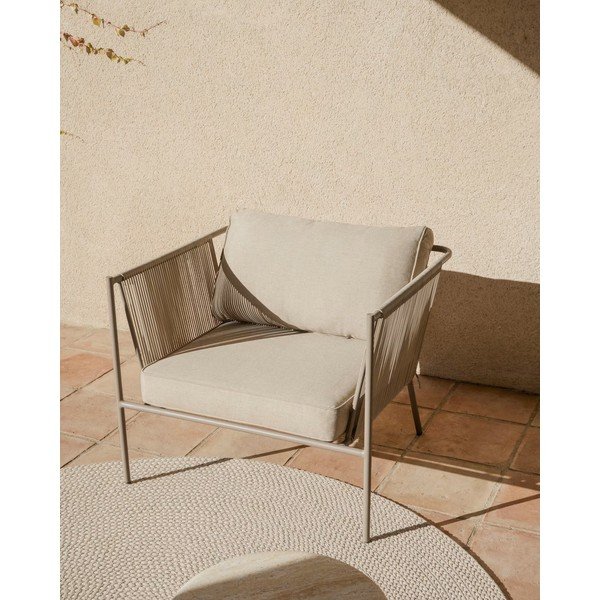 Krémovobiele/taupe kovové/polstrované záhradné kreslo Zivia – Kave Home-image-1