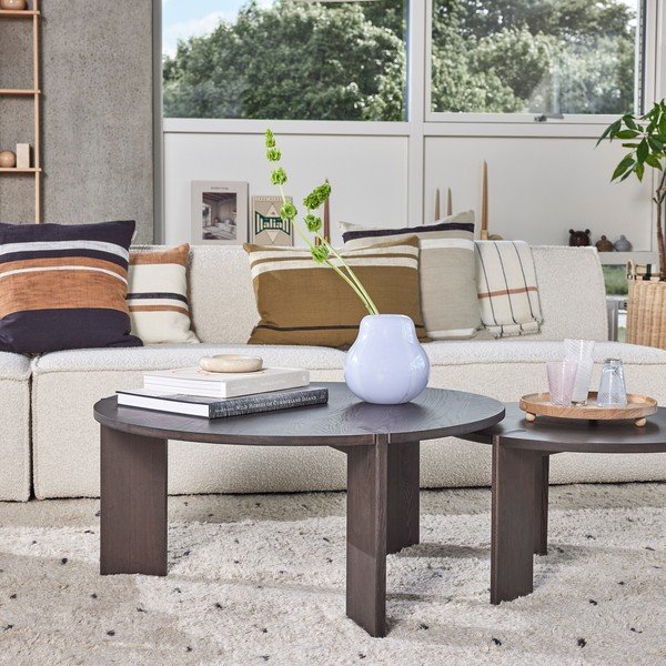 Okrúhly konferenčný stolík z jaseňového dreva v tmavo prírodnej farbe ø 65 cm Oy – OYOY Living Design-image-1