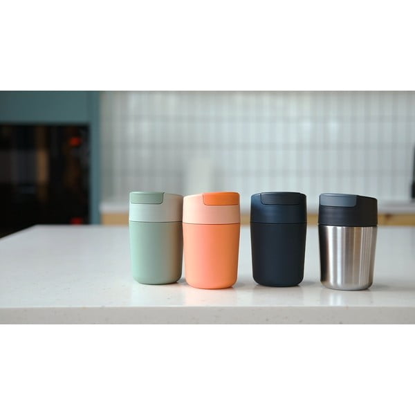 Cestovný hrnček v tmavomodro-lesklo striebornej farbe 340 ml Sipp – Joseph Joseph-image-1