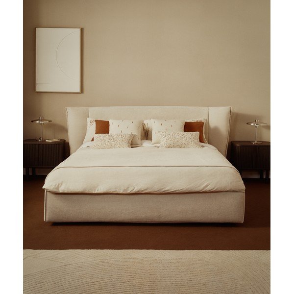 Béžová čalúnená dvojlôžková posteľ zo ženilky s úložným priestorom s roštom 160x200 cm Arvian – Kave Home-image-1
