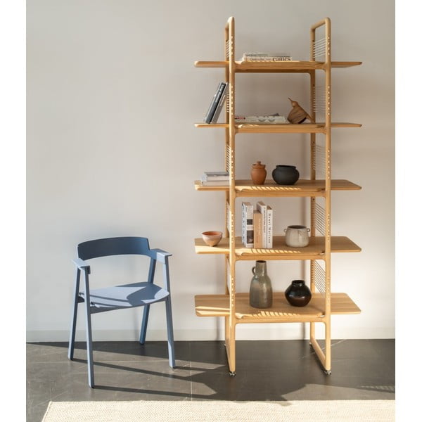 Modrá jedálenská stolička s podrúčkami z dubového dreva Flip – Gazzda-image-1