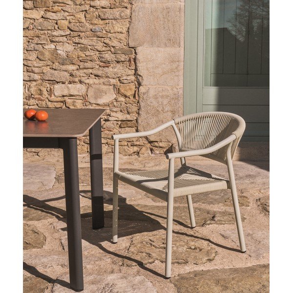 Krémovobiela ratanová záhradná stolička Livadia – Kave Home-image-1