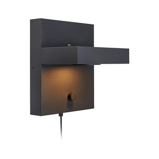 Čierna nástenná lampa s poličkou a USB nabíjacou stanicou Markslöjd Kubik
