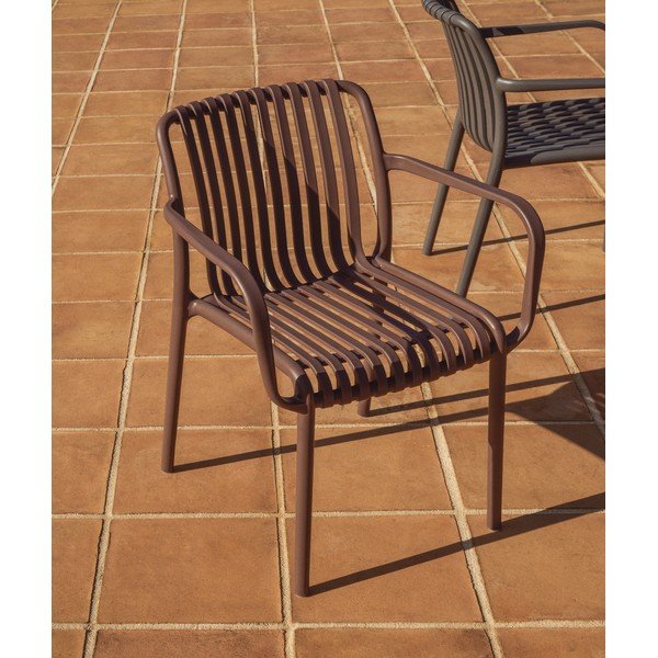 Hnedá plastová záhradná stolička Isabellini – Kave Home-image-1