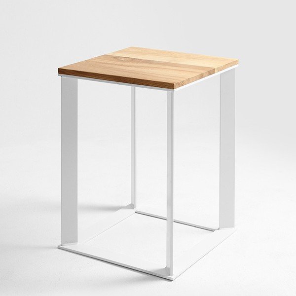 Odkladací stolík s bielym podnožím a dubovou doskou Custom Form Skaden, 50 × 50 cm