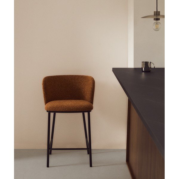 Čalúnená barová stolička v terakotovej farbe (výška sedadla 65 cm) Ciselia – Kave Home-image-1