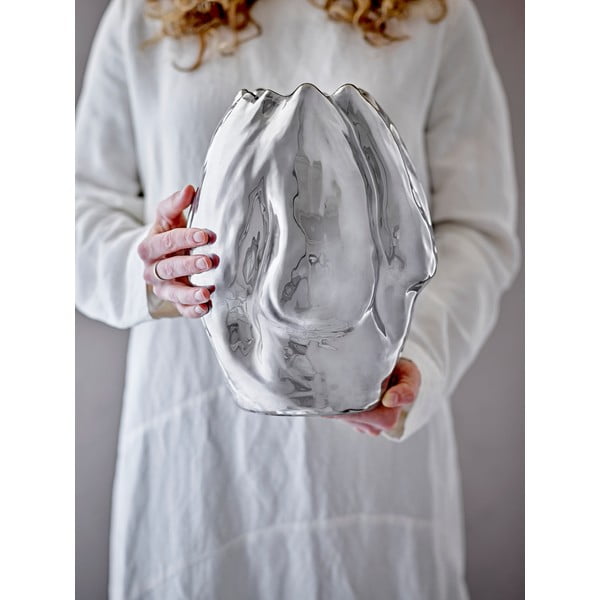 Váza z kameniny v striebornej farbe (výška 29 cm) Bobby – Bloomingville-image-2