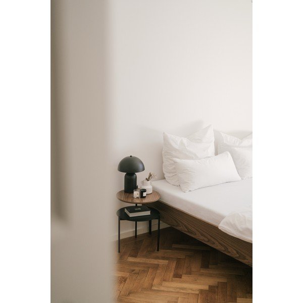 Čierny/v tmavo prírodnej farbe nočný stolík s doskou v dekore orechového dreva Tu – noo.ma-image-2