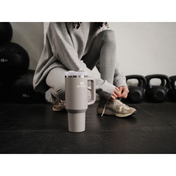 Svetlosivá termoska so slamkou z nehrdzavejúcej ocele 890 ml Quencher H2.O FlowState™ Tumbler Ash – Stanley-image-1