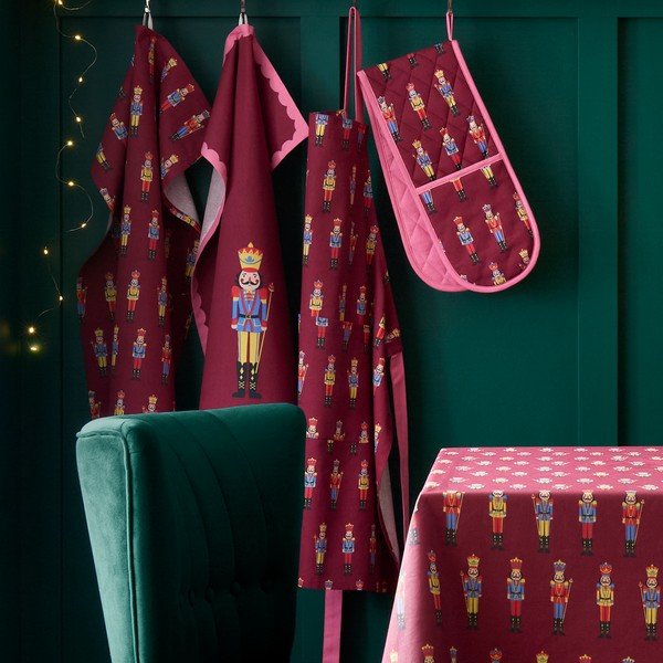 Bavlnená zástera s vianočným motívom Christmas Nutcracker – Catherine Lansfield-image-2