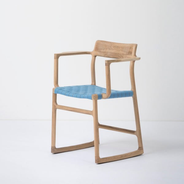 Jedálenská stolička z masívneho dubového dreva s opierkami a modrým sedadlom Gazzda Fawn