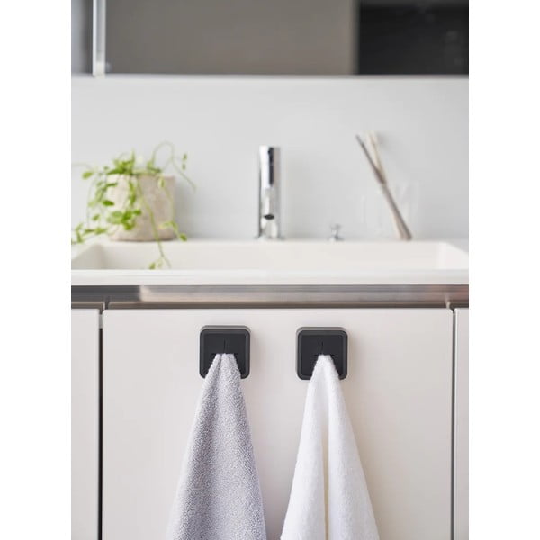 Čierny samodržiaci plastový držiak na kuchynské utierky Film Hook – YAMAZAKI-image-1