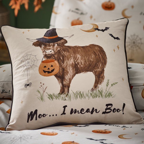 Dekoračný vankúš s haloweenským motívom 45x45 cm Halloween Highland Cow – Catherine Lansfield-image-1
