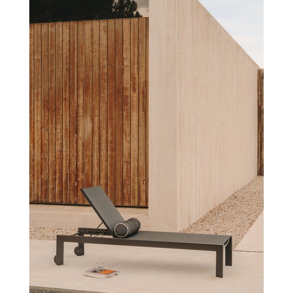 Čierne kovové záhradné ležadlo Canutells – Kave Home-image-1